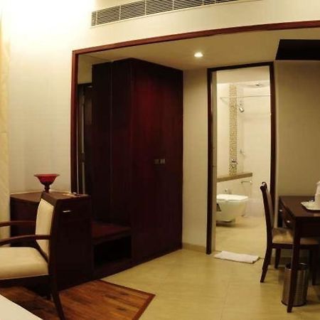 Lotus Park Hotell Bangalore Exteriör bild