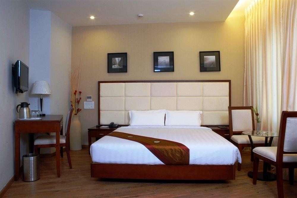Lotus Park Hotell Bangalore Exteriör bild