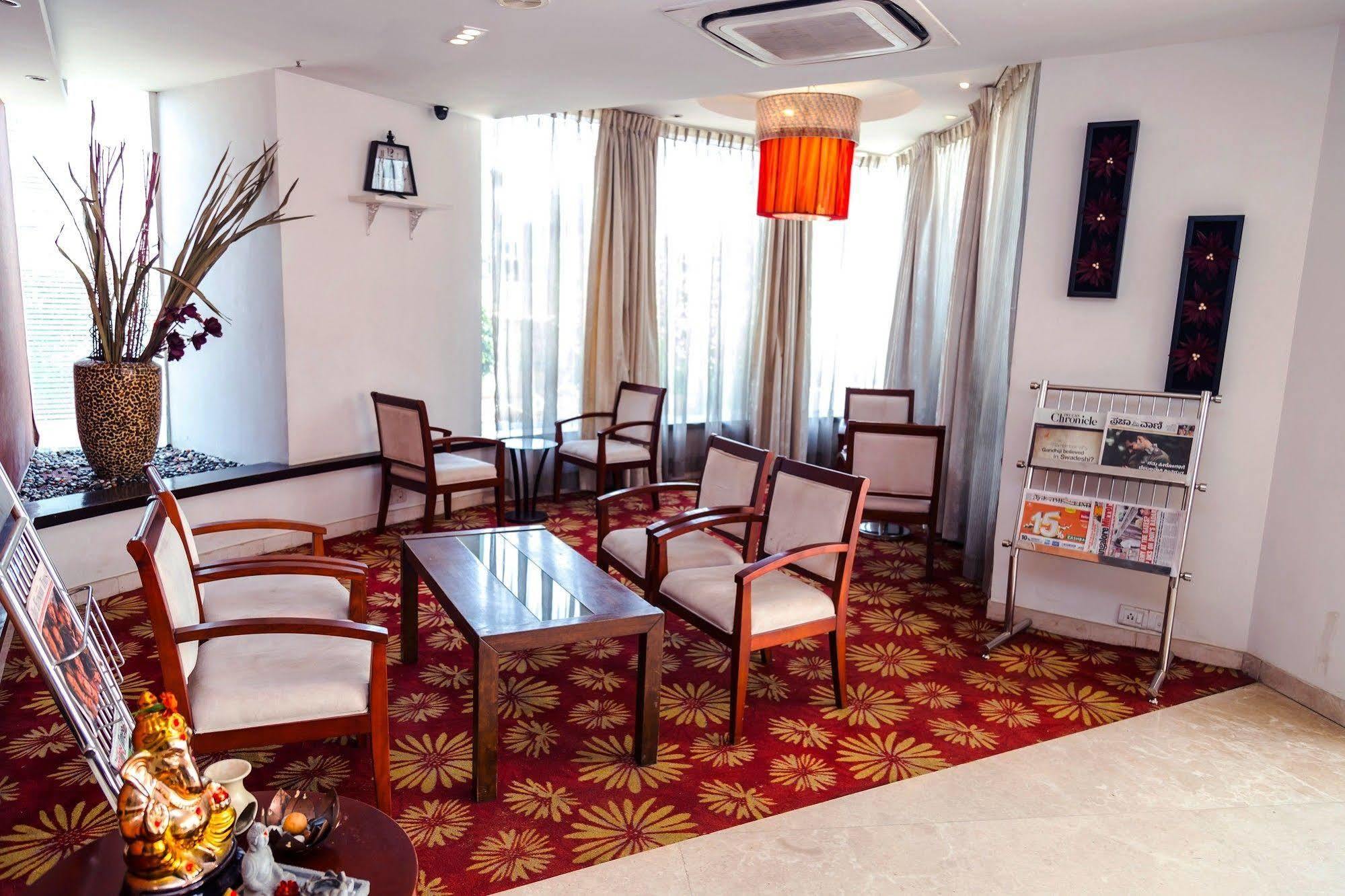Lotus Park Hotell Bangalore Exteriör bild