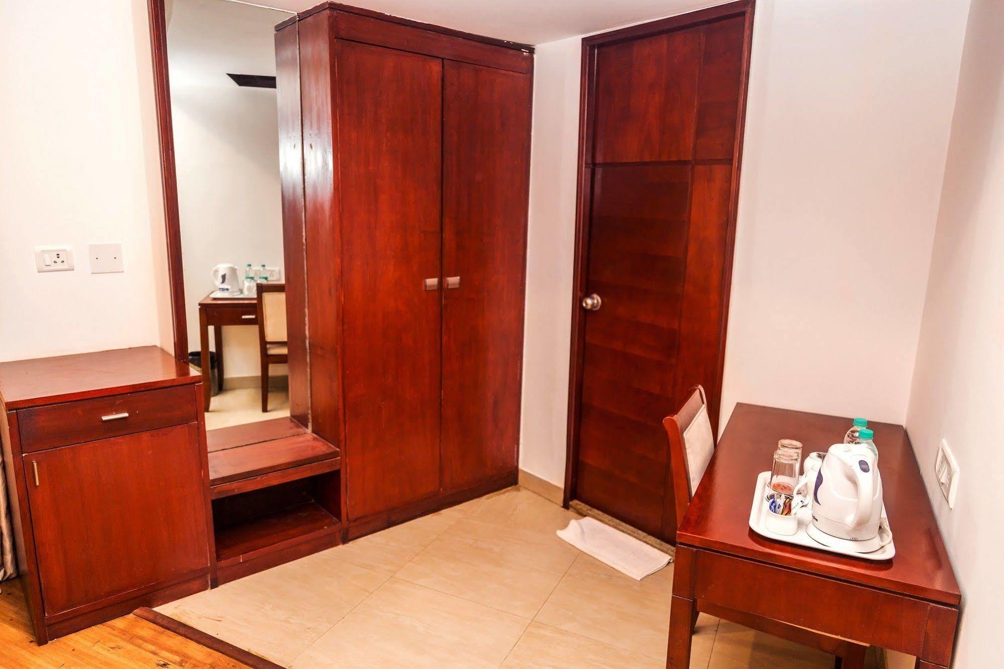 Lotus Park Hotell Bangalore Exteriör bild