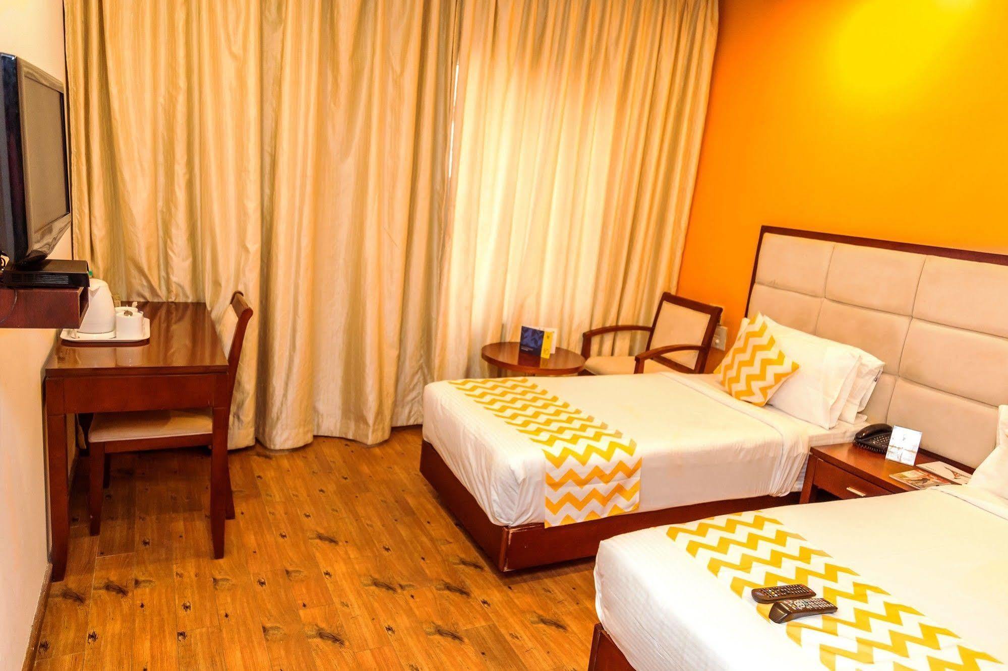 Lotus Park Hotell Bangalore Exteriör bild